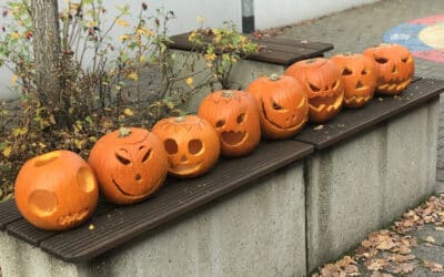 Auftakt der beliebten Eltern-AG`s mit dem Kürbisschnitzen